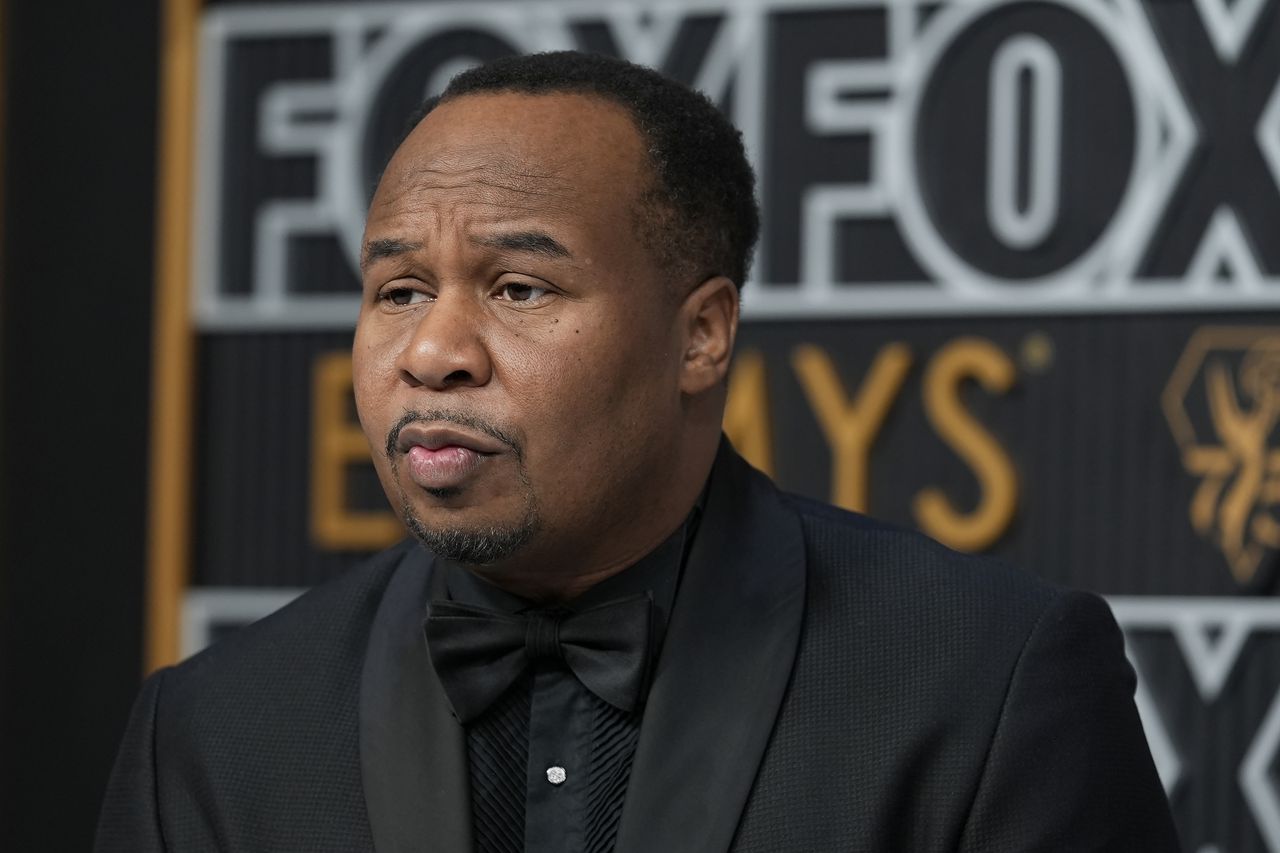 Roy Wood Jr. mouths not-so-subtle message to âThe Daily Showâ during Trevor Noahâs Emmys speech