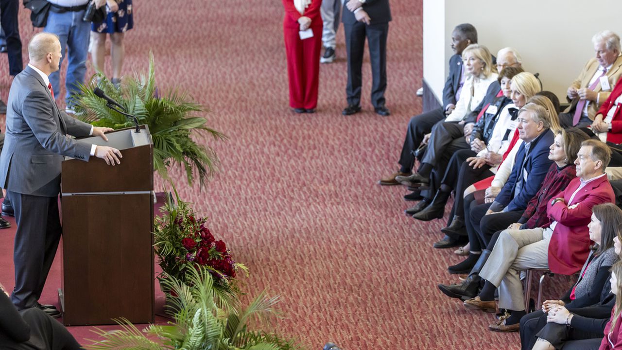 Surreal scene as front-row Sabanâs shadow looms in DeBoer debut