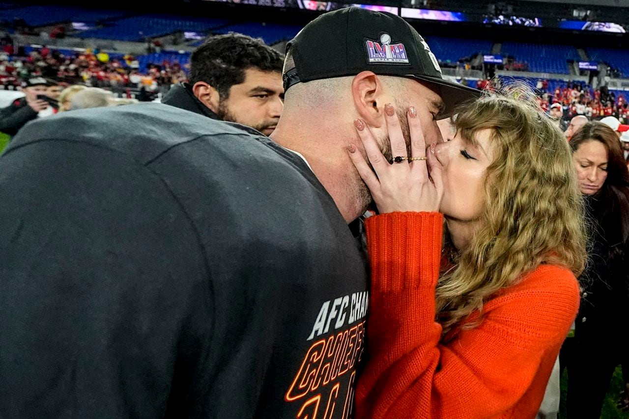 Watch Taylor Swift, Travis Kelce kiss, share intimate moment after Chiefs advance to Super Bowl