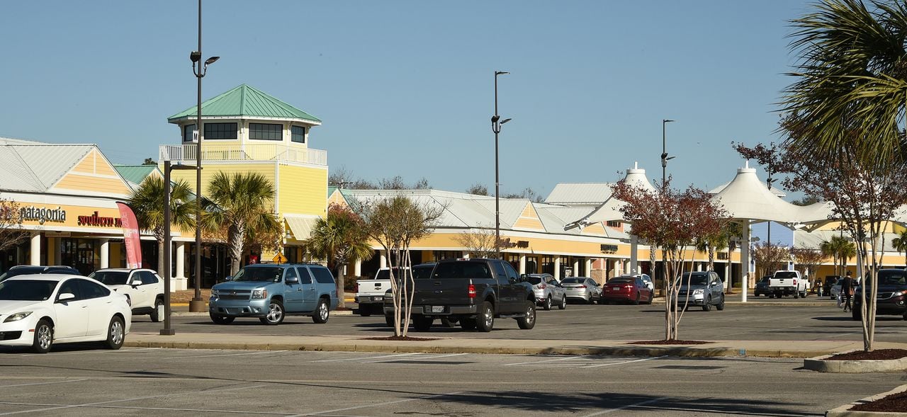 2 Florida men accused of using fake $100 bills at Alabama mall