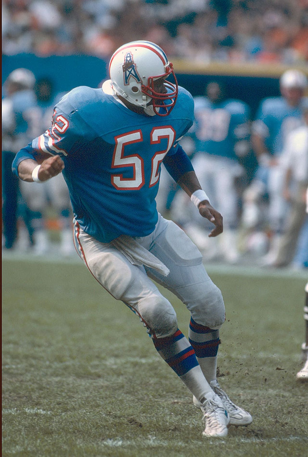 Houston Oilers outside linebacker Robert Brazile plays in an NFL game