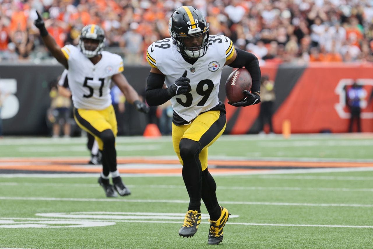 Steelers safety Minkah Fitzpatrick returns an interception for a touchdown