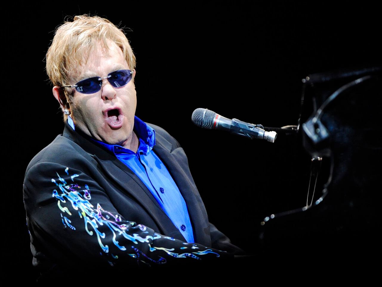 Auction of Elton Johnâs Atlanta home furnishings brings in nearly $8 million