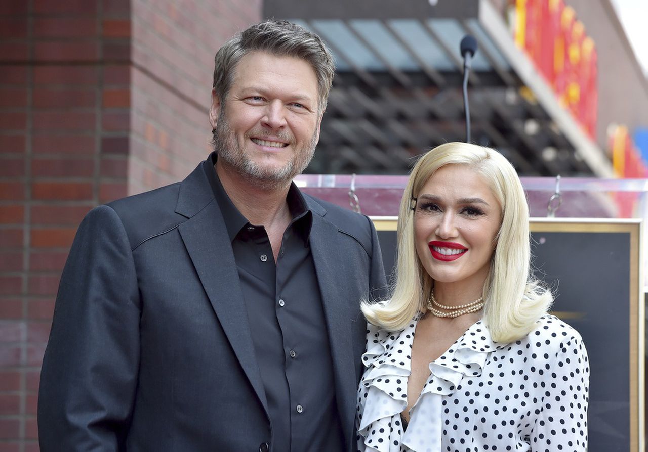 Gwen Stefani, Blake Shelton debut âPurple Irisesâ in Super Bowl TikTok Tailgate