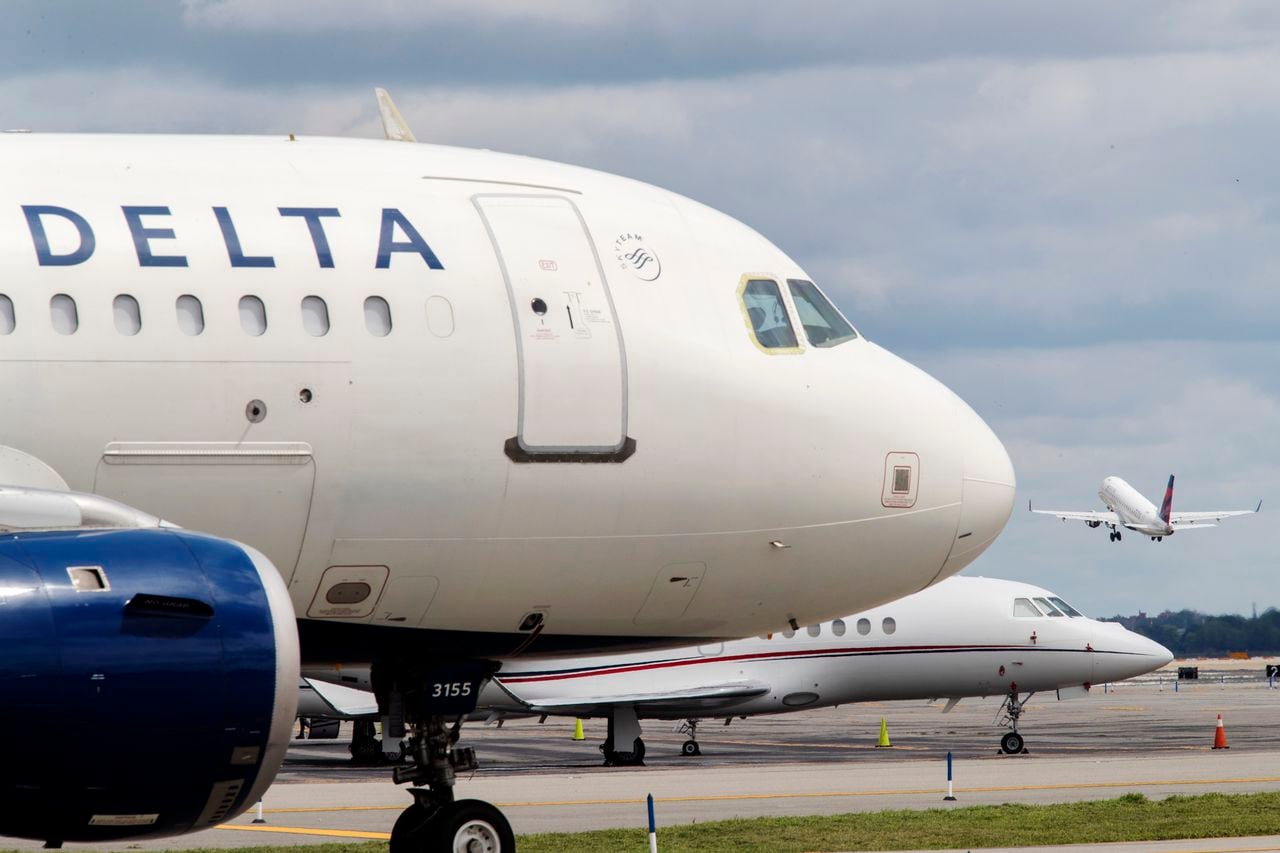Maggots falling on Delta Airlines passengers forces plane to reverse course mid-flight