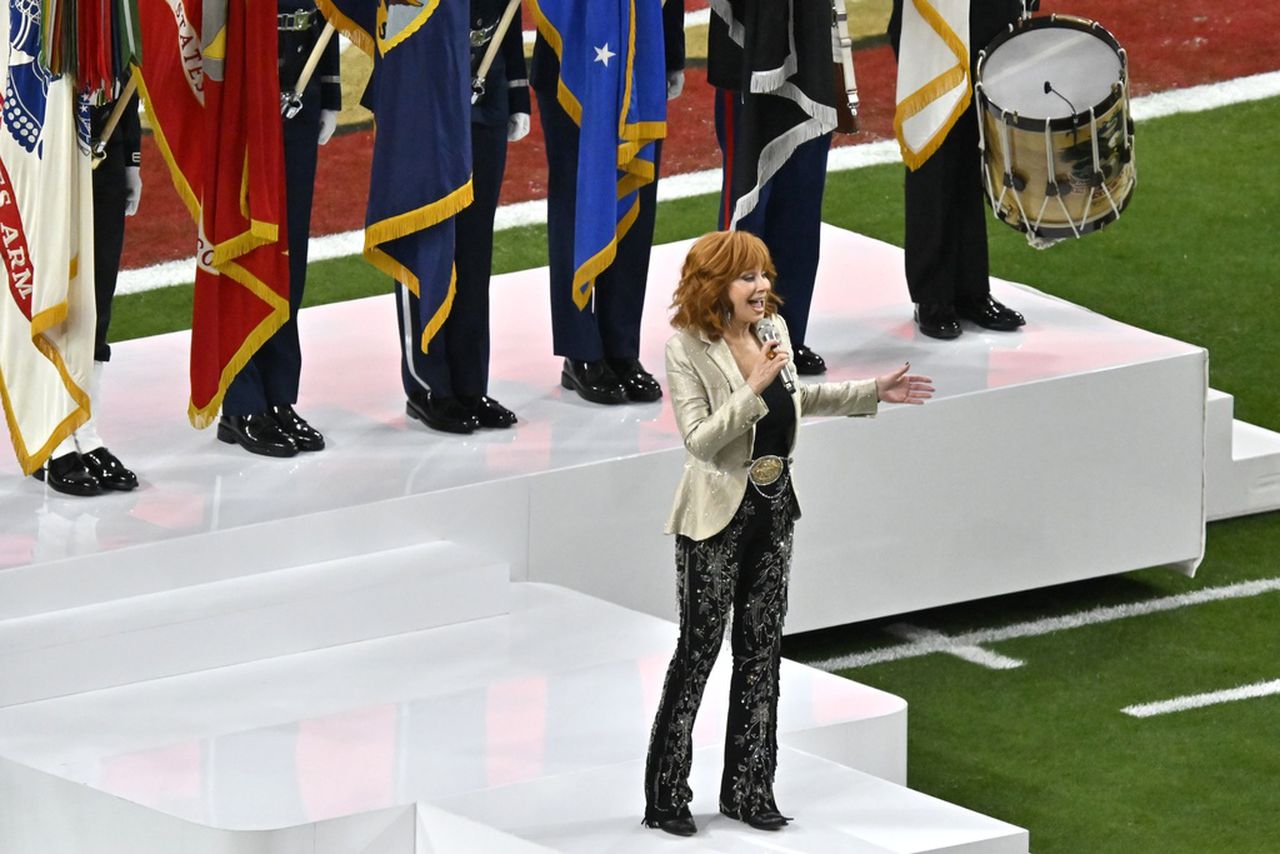 NFL player sheds tear during Reba McEntireâs Super Bowl national anthem