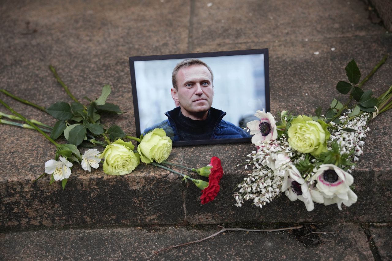 Russia faces âmajor sanctionsâ over Alexei Navalnyâs death, White House warns