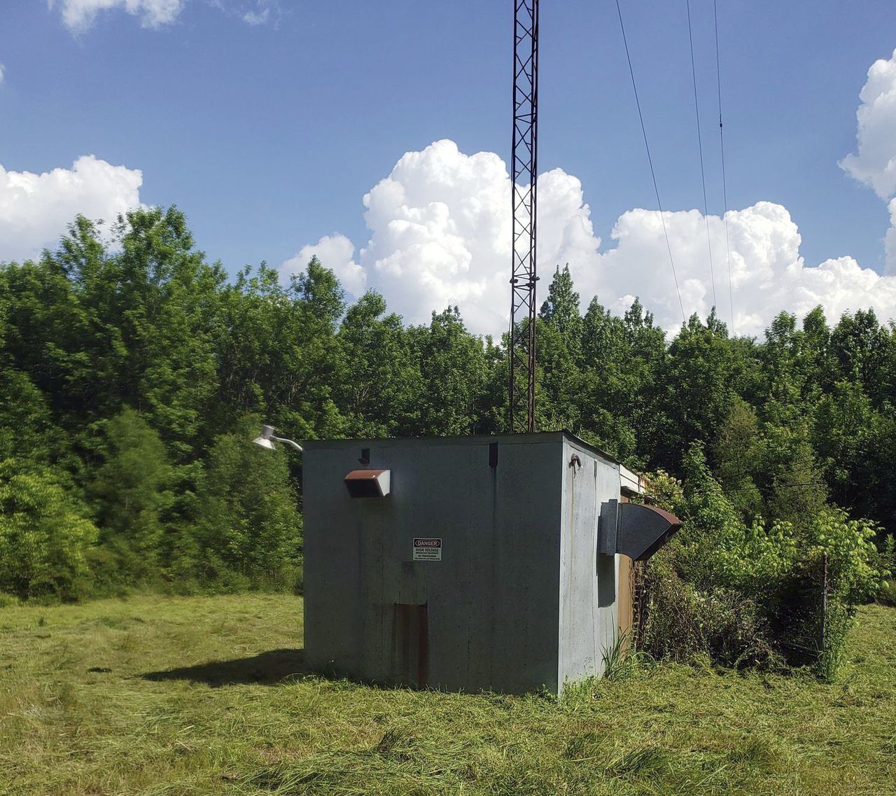 Stolen 200-foot tower doesnât keep Alabama radio station off the air, thanks to help from friends