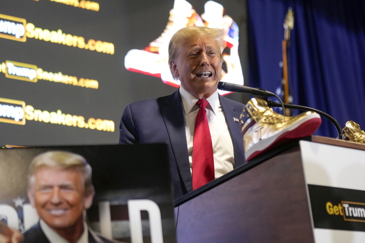 Trump booed as he hawks $399 âNever Surrenderâ shoes at Philadelphia Sneaker Con