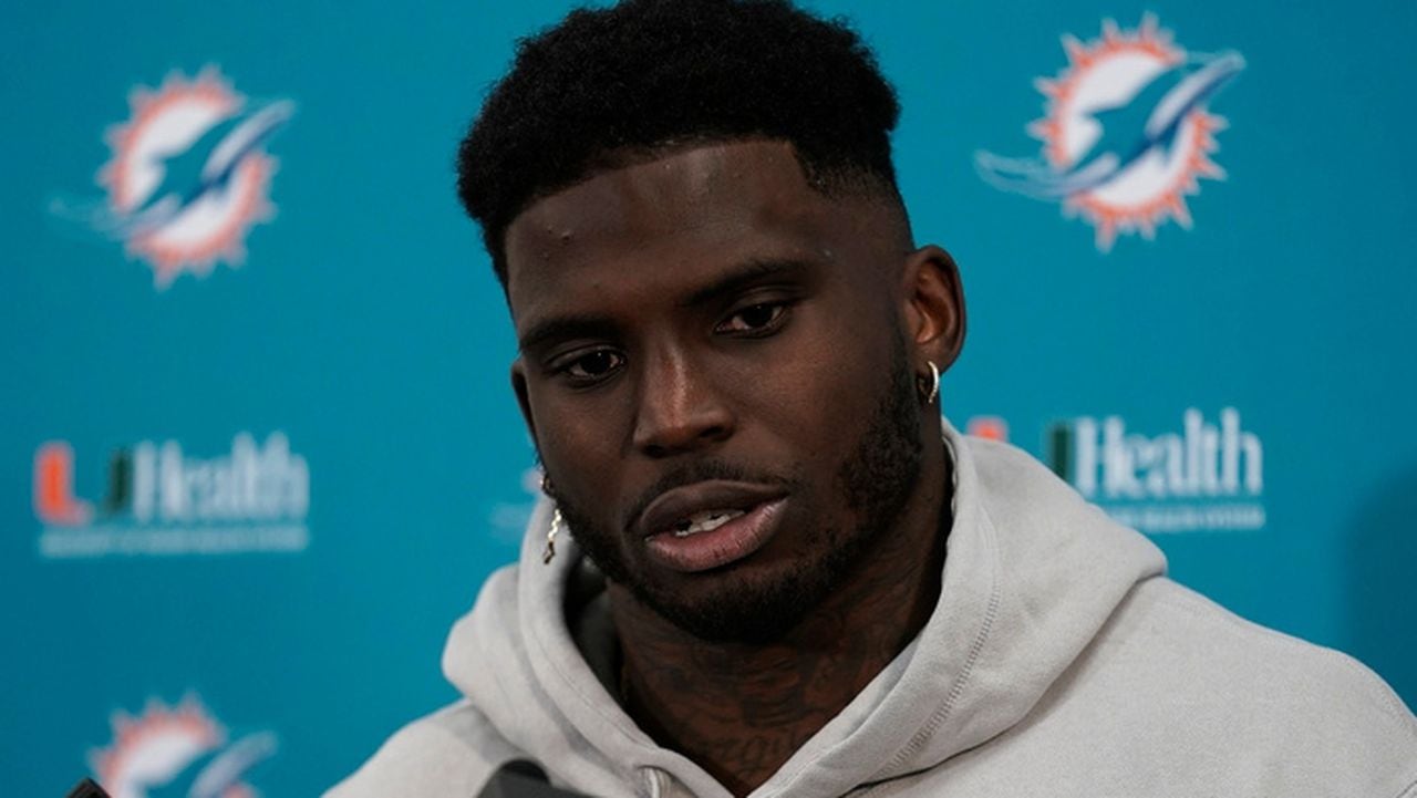 Tyreek Hill second to Christian McCaffrey for NFL award