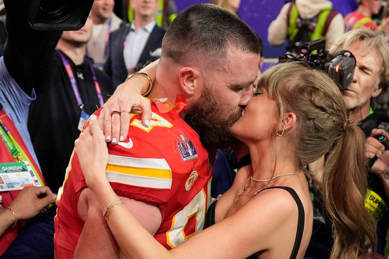 Watch Taylor Swift, Travis Kelce kiss in celebration of Chiefsâ Super Bowl win