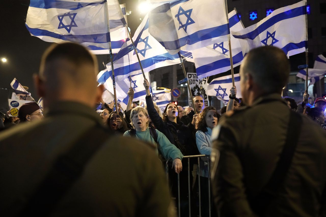 US says Israel has agreed to framework for Gaza cease-fire. Hamas now must decide